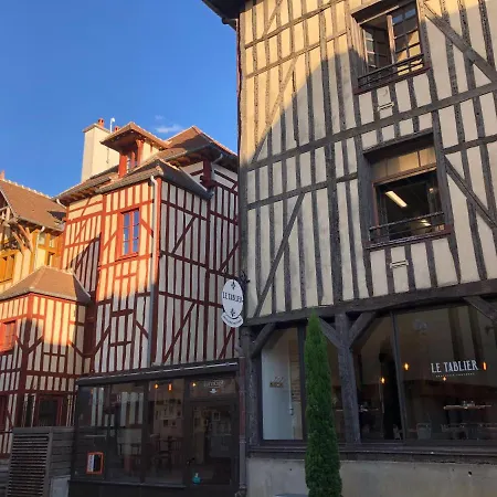 Le Paillot De Montabert Hyper Centre Classe *